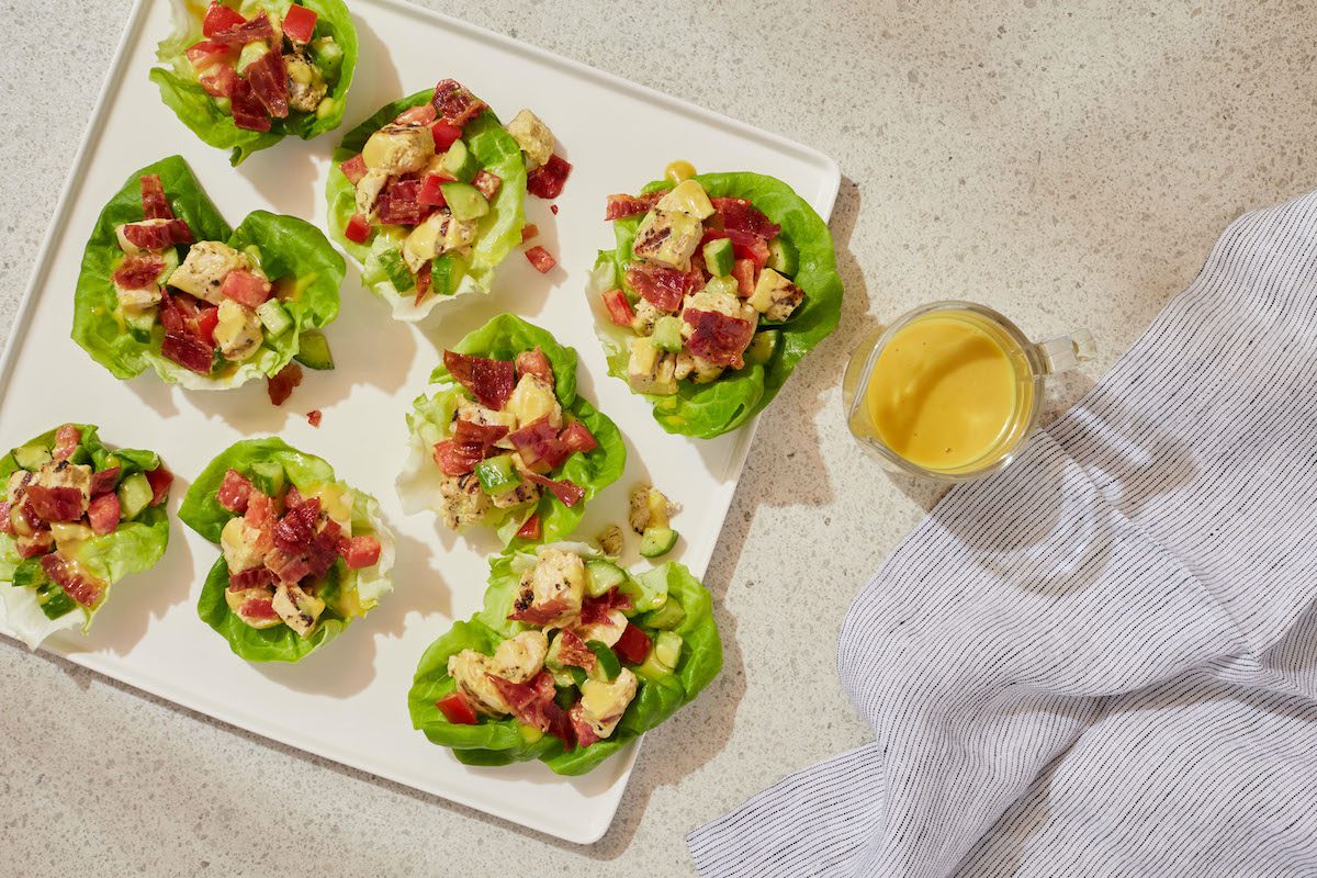 Coupes de laitue au bacon et au poulet miel et Dijon