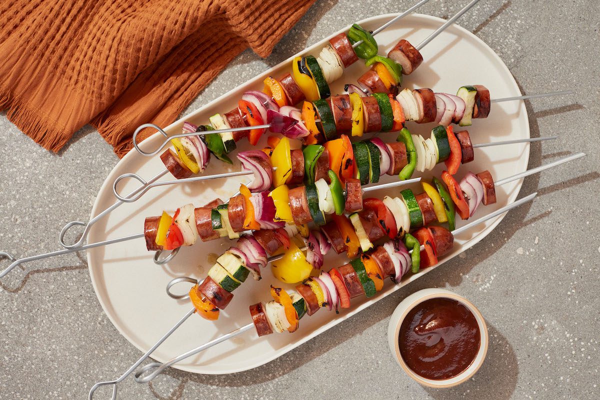 Brochettes de saucissons fumés au cheddar et de légumes à griller