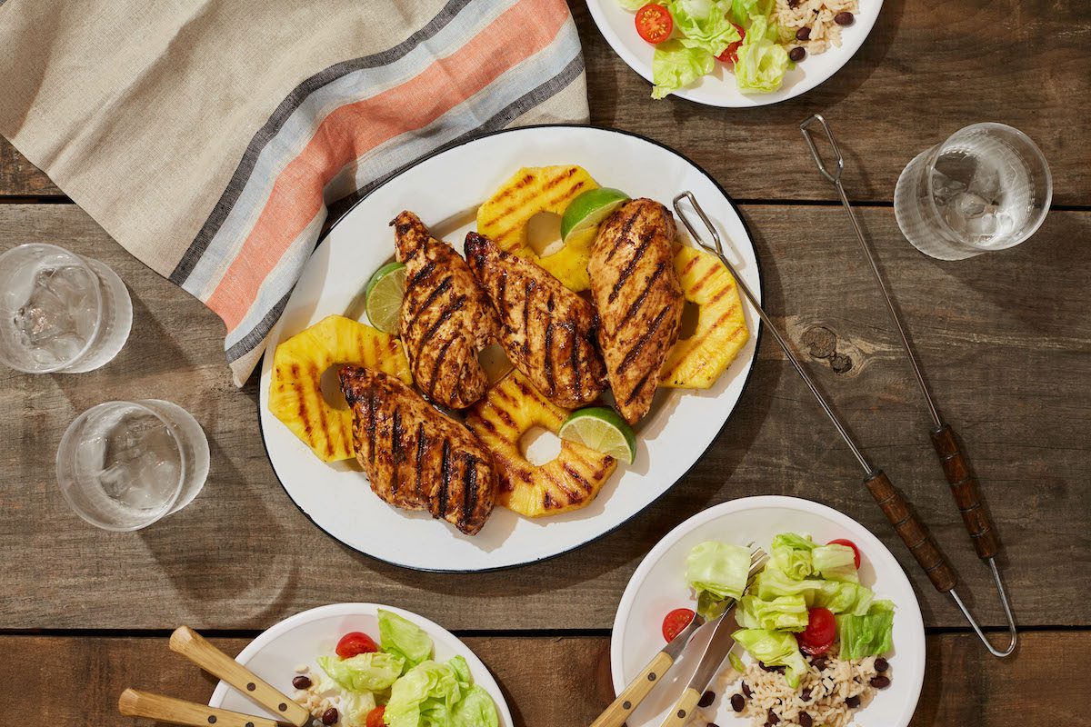 Poulet à la jamaïcaine avec riz sale et salade au miel et à la lime