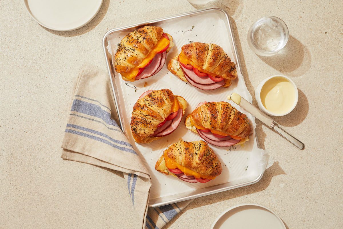 Croissants au jambon et au fromage préparés sur une plaque à pâtisserie