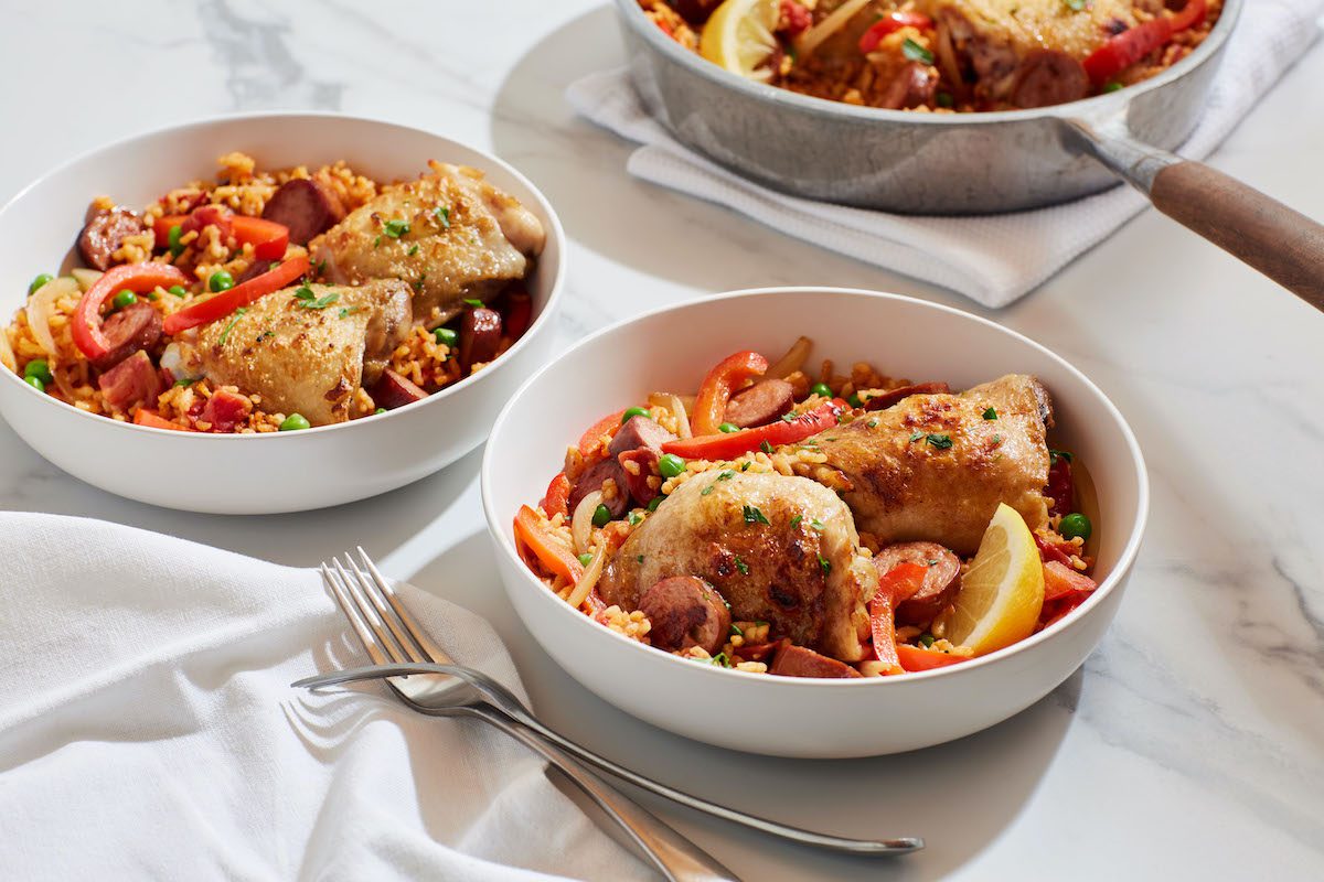 Paella à l’espagnole avec poulet et saucissons