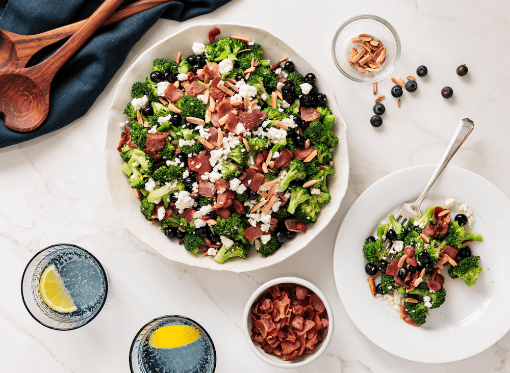 Salade de brocoli et de bleuets avec bacon