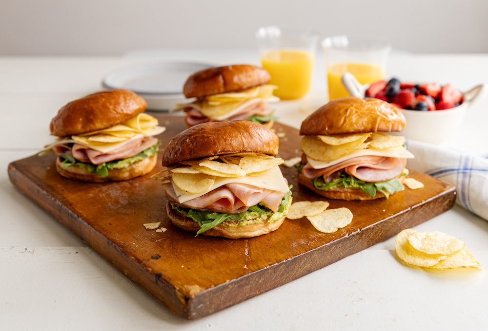 Sandwich au jambon et au guacamole