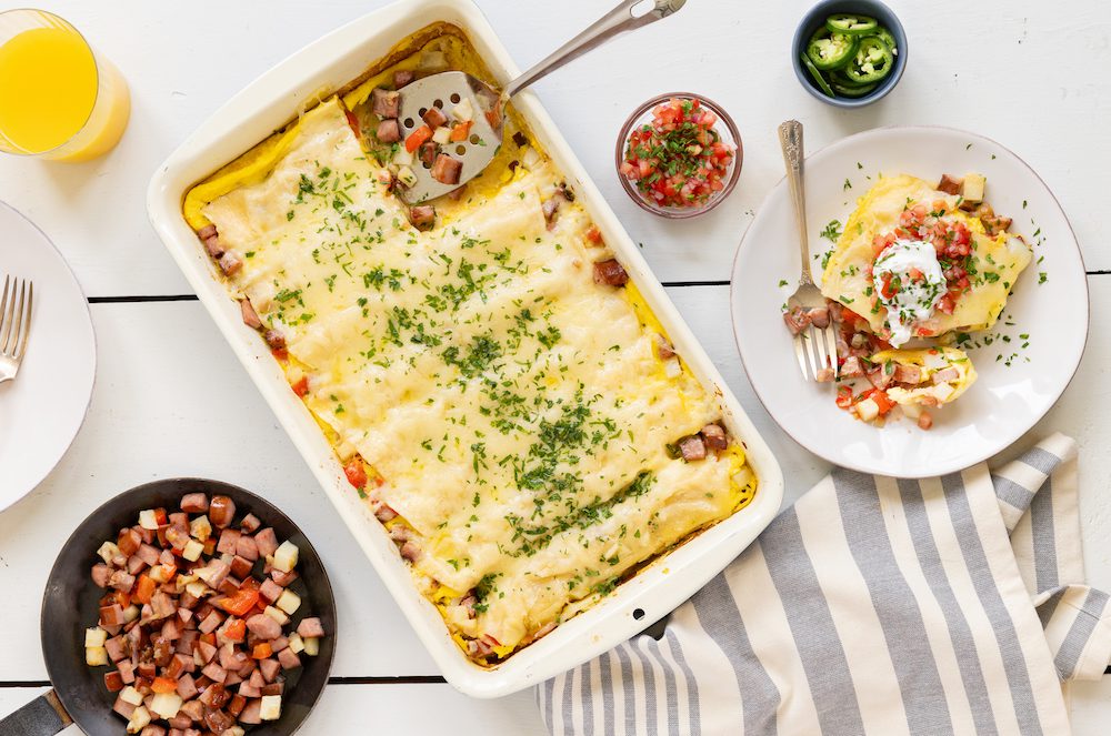 Déjeuner d’enchiladas aux saucisses et aux pommes de terre